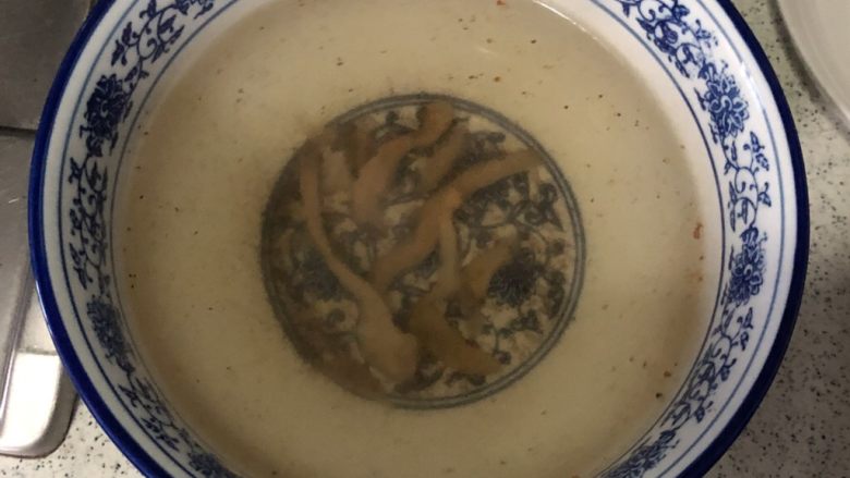 韭菜鲜肉大馄饨,水烧开,冲入开水