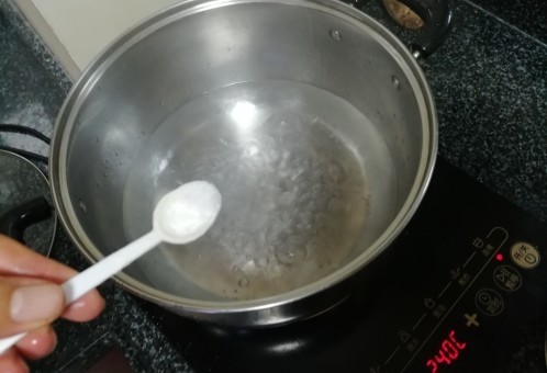 #舌尖上的乡愁#纯手工打造的鼠曲粿,加点盐巴,加油和盐巴的目的是让鼠曲草变得更绿,当然还有更简单的做法是加点碱面,可是碱面对身体不太好,所以我就不加碱面了。