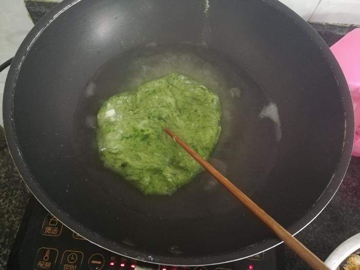 #舌尖上的乡愁#纯手工打造的鼠曲粿,拿一小块到锅里煮,作为引子,这样和出来的面会更Q,更好吃。