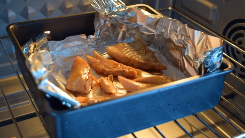 照烧鳕鱼饭,放入烤箱中层160度8分钟,拿出来再裹一层薄薄的照烧酱,继续烤5分钟