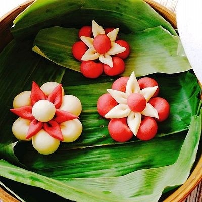 早餐+花样奶香馒头,中间发那个上一个整形好的8g圆面团,整形完成,颜色可以自行搭配,按照自己喜好。