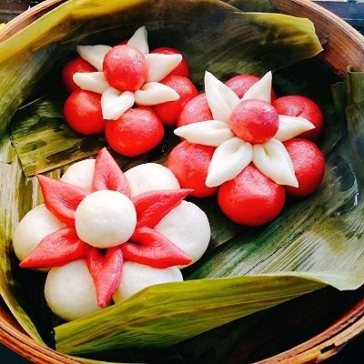 早餐+花样奶香馒头,上锅蒸制,上汽后15分钟制熟,焖5分钟后打开。