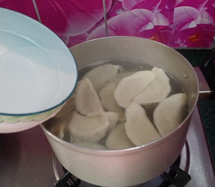 酸菜猪肉饺子,锅开后激少许凉水,煮开后再激凉水,重复3次
