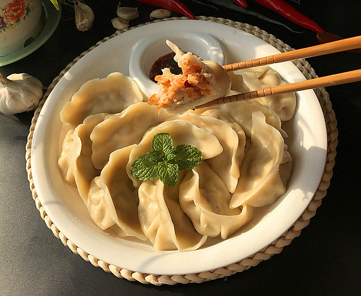 酸菜猪肉饺子,蘸着蒜辣酱吃，味道更赞