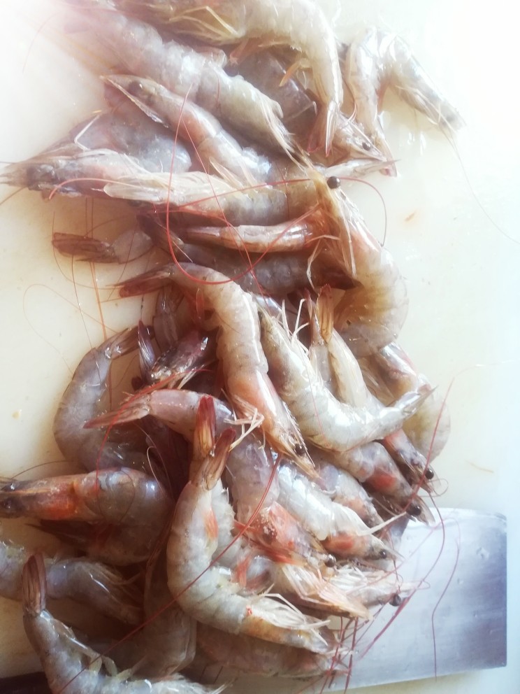 黄焖虾,虾线刻完后剥蒜 洗<a style='color:red;display:inline-block;' href='/shicai/ 37'>姜</a>和<a style='color:red;display:inline-block;' href='/shicai/ 23'>土豆</a>待用