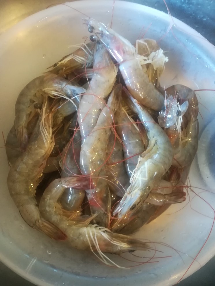 黄焖虾,<a style='color:red;display:inline-block;' href='/shicai/ 300'>虾</a>洗净开背去<a style='color:red;display:inline-block;' href='/shicai/ 300'>虾</a>线待用