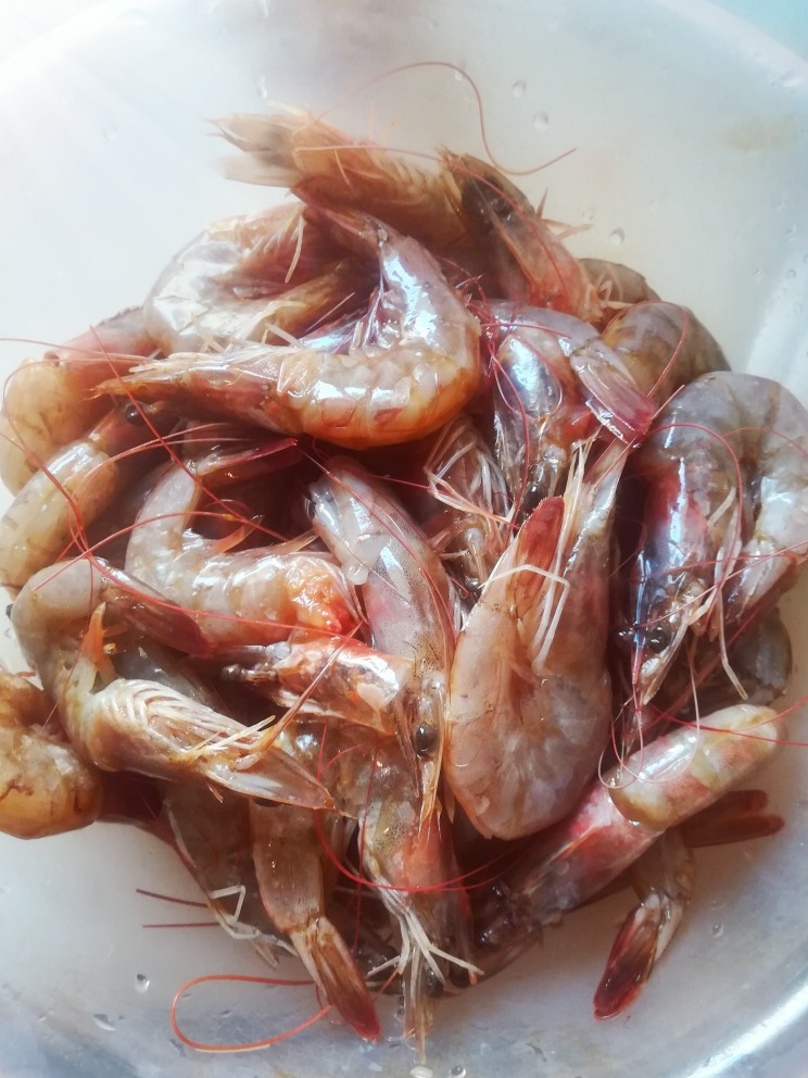 黄焖虾,碗里放入<a style='color:red;display:inline-block;' href='/shicai/ 718'>料酒</a> 耗油 <a style='color:red;display:inline-block;' href='/shicai/ 3729'>白糖</a> <a style='color:red;display:inline-block;' href='/shicai/ 788'>生抽</a> 虾 一起腌制20分钟左右