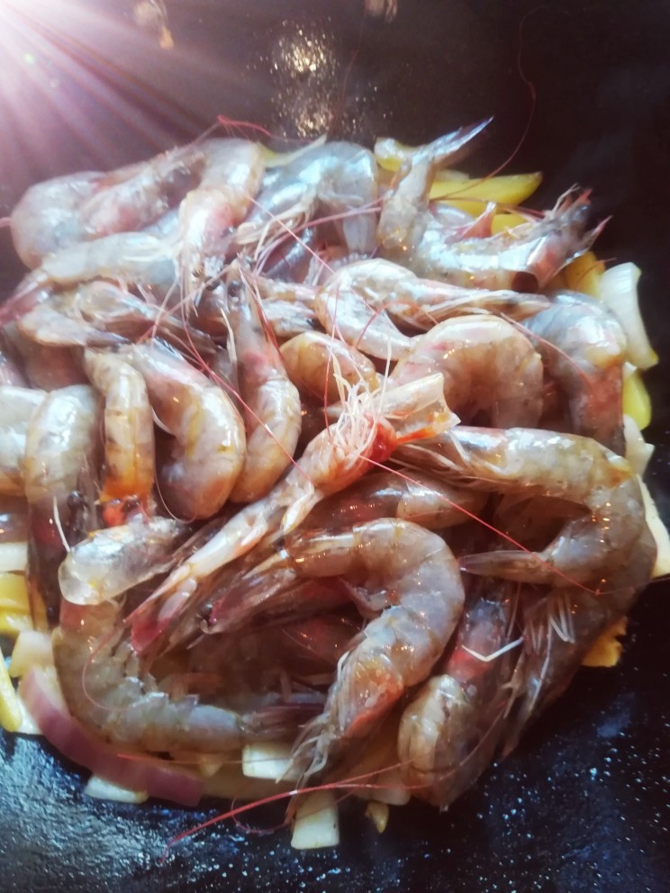 黄焖虾,把佐料炒香后放入虾 加点盐 胡椒粉 再加一小点水盖上锅盖要小火闷六分钟左右