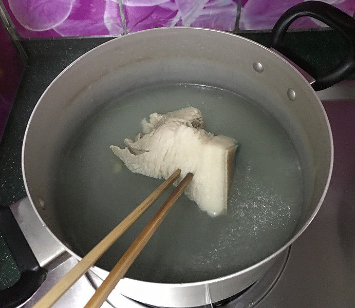 #菌类料理# 麻辣茶树菇干锅,将猪肉冼净后加清水、葱姜煮开、加<a style='color:red;display:inline-block;' href='/shicai/ 718'>料酒</a>转小火煮至筷子能戳动就成,加点猪肉味道更香、不喜欢的可省略或放其它肉类