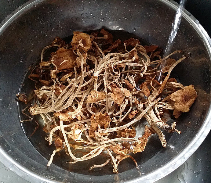 #菌类料理# 麻辣茶树菇干锅,取出<a style='color:red;display:inline-block;' href='/shicai/ 116350'>茶树菇干</a>放至盆中用清水泡开、大约泡了3个小时,因为是干茶树菇是需提前泡发的、若是新鲜茶树菇则不用了