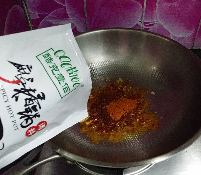 #菌类料理# 麻辣茶树菇干锅,倒入麻辣香锅调料、没有调料的亲可以网购,也可用火锅底料+豆瓣酱自己炒料
