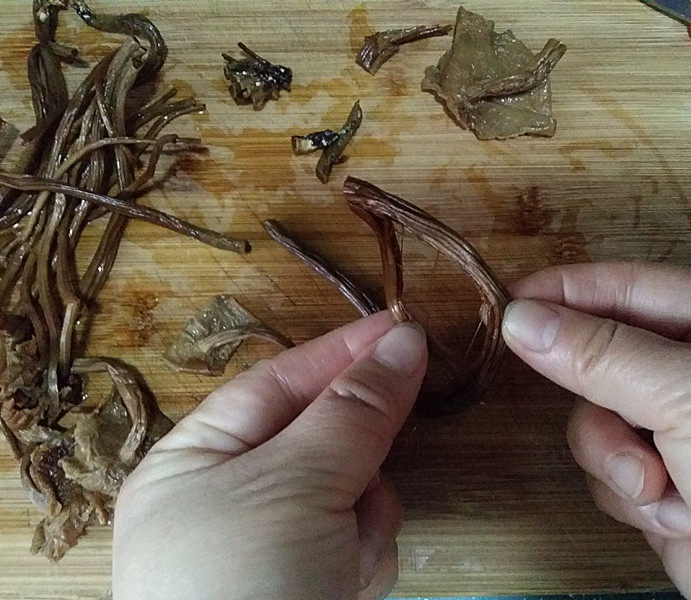 #菌类料理# 麻辣茶树菇干锅,将泡软后茶树菇取出用剪刀剪去根头部分、再将粗大点儿的根茎对半撕开,这样吃起来会方便