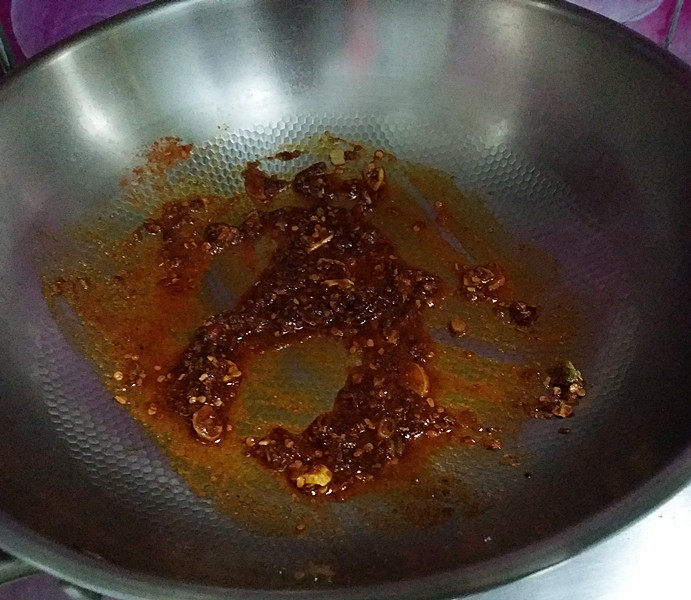 #菌类料理# 麻辣茶树菇干锅,倒入麻辣香锅调料、没有调料的亲可以网购,也可用火锅底料+豆瓣酱自己炒料