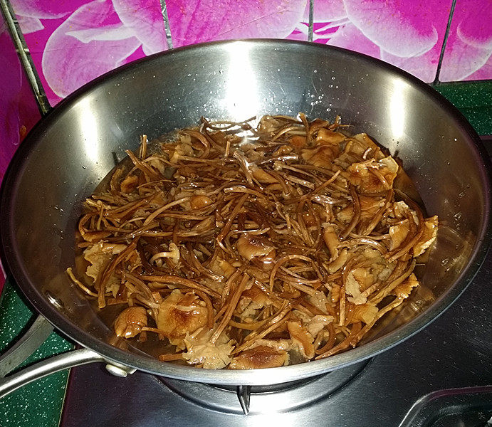#菌类料理# 麻辣茶树菇干锅,有些泥沙需多洗几遍、干净后放入冷水锅中、煮开转小火慢炖40分钟左右、取一根尝尝看能嚼动才行,不烂再多煮一会儿