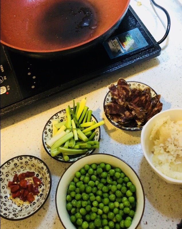 家乡腊肠豌豆饭🍚🥢,云南大理弥渡的香肠有个讲究,就是不放麻辣,却喜欢撒入食盐、草果粉,和50度以上的米酿烈酒。最独特的是,额外还要添加一味红曲米。不仅颜色更粉嫩艳绝,还散发着一股甘甜清香,口感也会愈发嚼劲中略带糯柔…晾晒的时候,光是从旁边走过,闻着味就能联想到一桌美味佳肴。