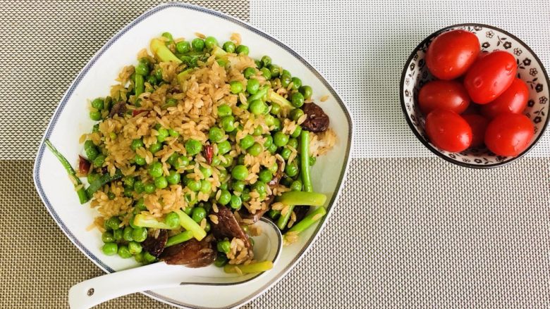 家乡腊肠豌豆饭🍚🥢,恰逢周末,偷得浮生半日。单身狗又怎样?一个人也要好好吃饭喔!~