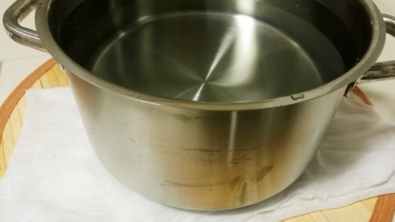 香辣萝卜干,然后再找个重物压在萝卜上挤出水份,压一晚上,我家没有重物,我用大钢筋锅盛了满满一锅水,压在萝卜上面。