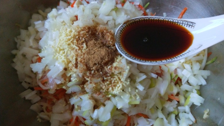 花样四喜蒸饺,加入饺子料粉,生抽。