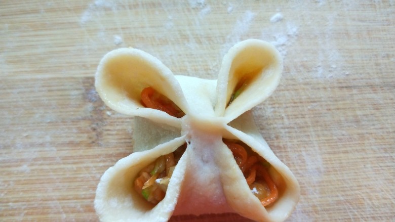 花样四喜蒸饺,两个开口处在对折捏紧,就变成四口花饺了。