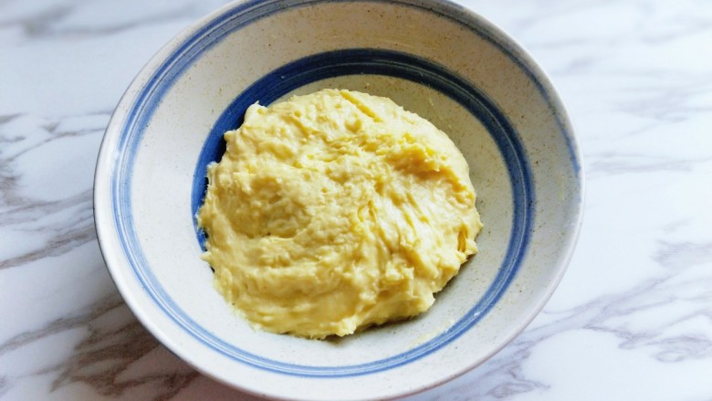 #辅食计划#华夫饼~酵母版,再次用硅胶铲搅拌均匀,面糊比较稠。盖上盖子放室温发酵,约50分钟。(现在天气比较暖和,发酵时间也要根据天气来另定)