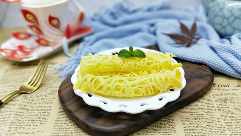 网红蕾丝蛋卷#华夫饼机器版#,做好的蛋卷用铲子轻轻铲动,之后取出再卷起来即可。(可以利用一双筷子,从一头往里卷就完成啦!依次将面糊做完。