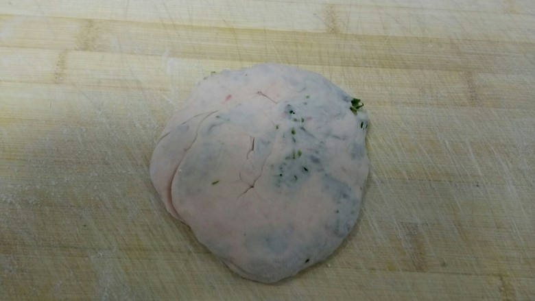 无油西红柿香椿脆饼,再从一端卷起,用手按扁。