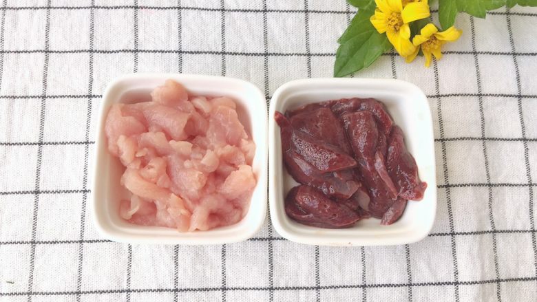 猪肝瘦肉圈圈面,猪肝,<a style='color:red;display:inline-block;' href='/shicai/ 429'>瘦肉</a>洗净切片备用