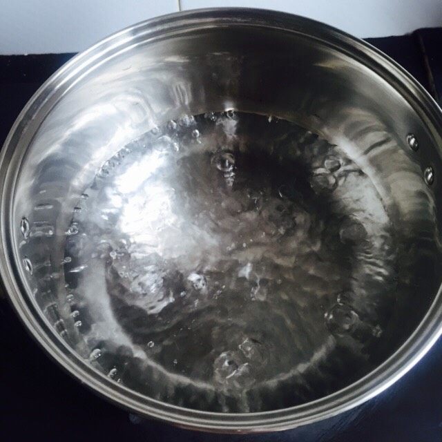 粉红佳人~草莓牛奶西米露,锅中加入足够的水烧开