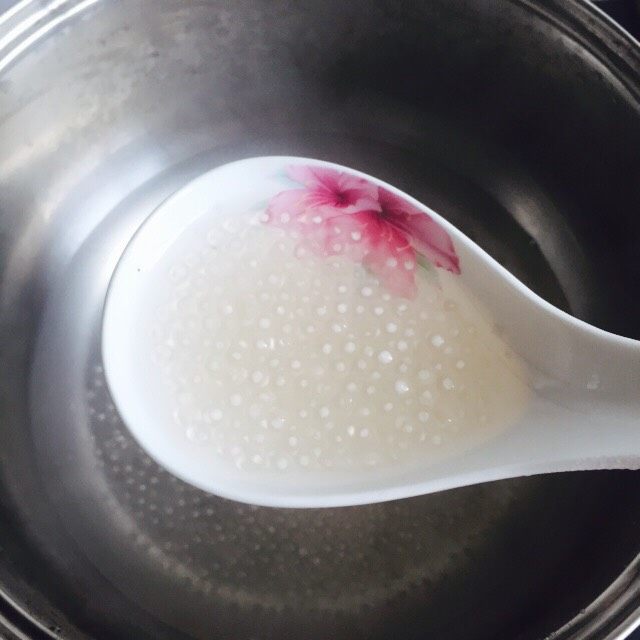 粉红佳人~草莓牛奶西米露,用大火煮10-15分钟,西米慢慢的变透明略带白芯。这时候用小火煮