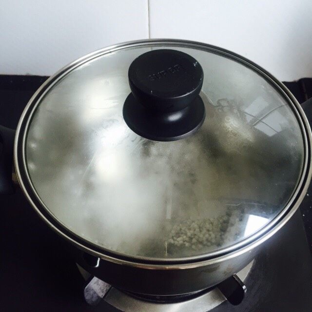 粉红佳人~草莓牛奶西米露,盖上锅盖煮3分钟左右然后边煮边搅动防止粘锅底