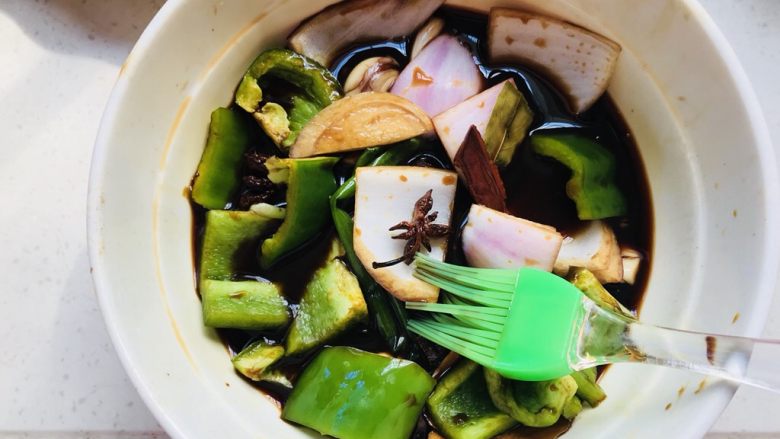 红酒烤乳鸽,腌制一晚上的鸽子拿出晾干,配菜放入酱料继续腌制