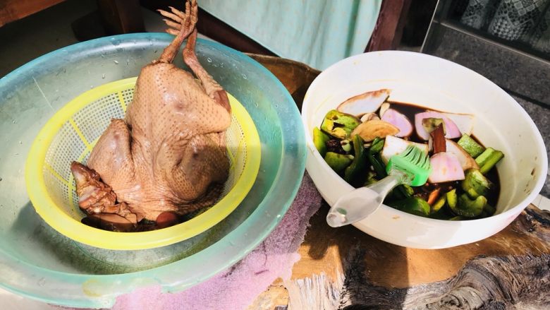 红酒烤乳鸽,晾干鸽子的同时,正好腌制配菜(我把鸽子放在太阳🌞底下晒的)