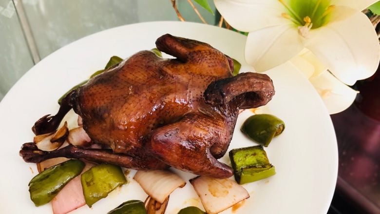 红酒烤乳鸽,拿出装盘即可,烤到半小时左右,香味就散发出来了,香喷喷哦😍