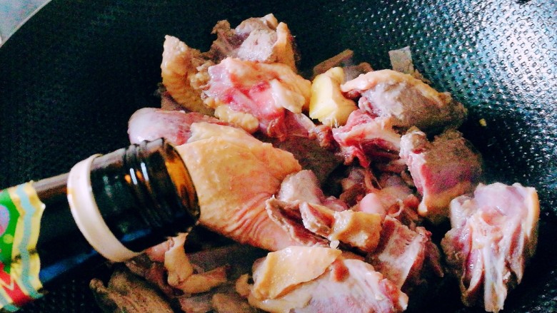 滋阴益气止汗,黄芪石斛番鸭煲,加入料酒炒香