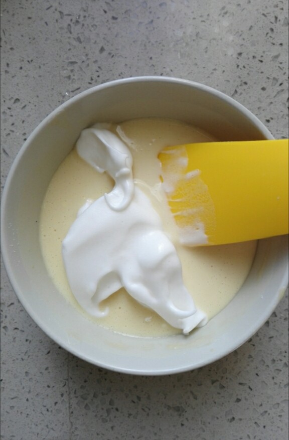 美式奶香松饼(无油无泡打粉),打发好的蛋白放入蛋黄和面粉糊中翻拌均匀,用翻拌的手法,不要划圈