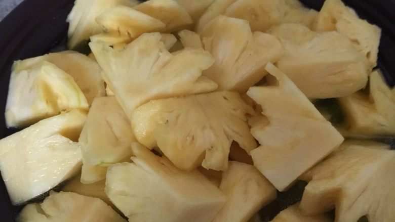 菠萝炖鸡,炖到半熟放苦瓜和菠萝