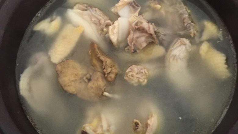 菠萝炖鸡,鸡干洗净，冷水下锅，水开后洗去血水，再放清水炖