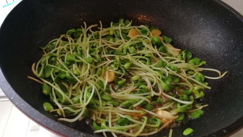 耗油蒜蓉黑豆青,继续翻炒,炒至变绿色大火收汤出锅。
