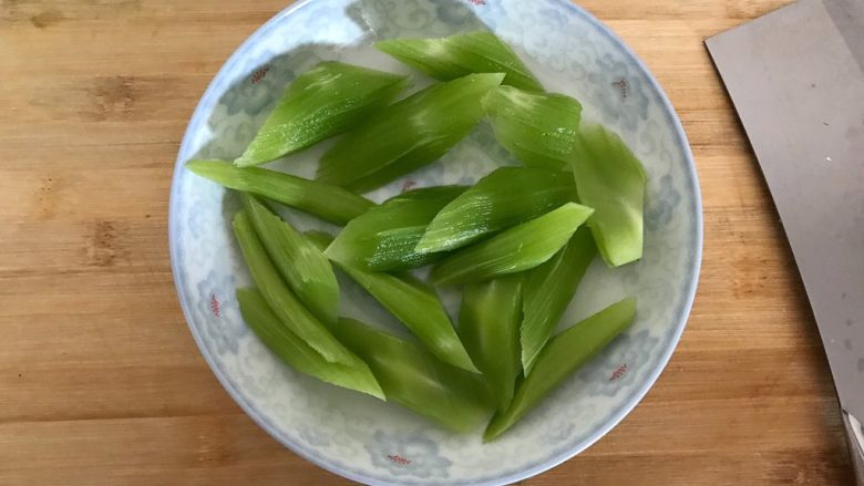 莴笋油豆腐烧肉,将莴笋如图所示,切成滚刀块,备用