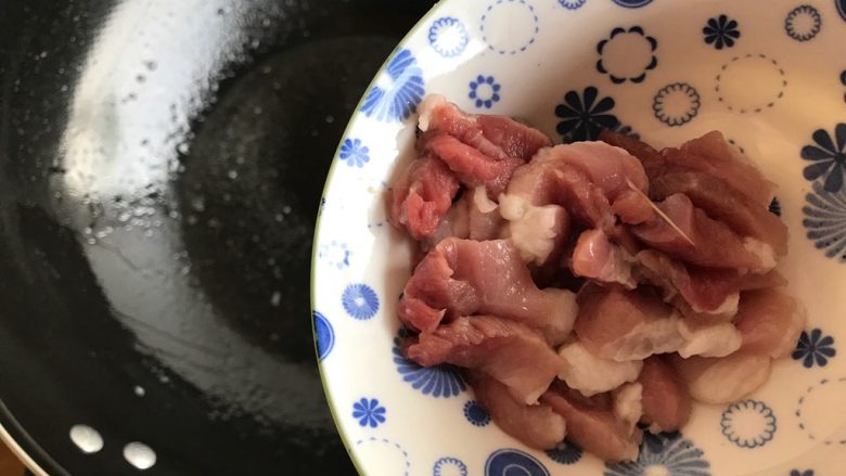 莴笋油豆腐烧肉,锅内油七分热时,下猪肉丝