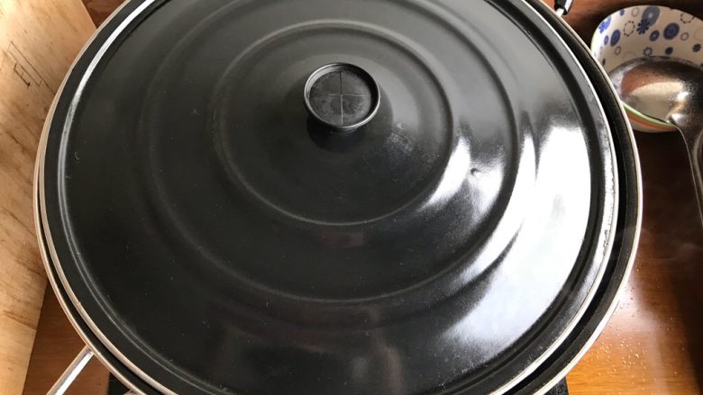 莴笋油豆腐烧肉,盖上锅盖,转中小火,煮3.4分钟