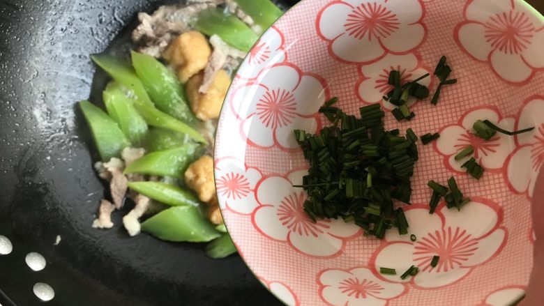 莴笋油豆腐烧肉,加入小葱,翻炒均匀,即可