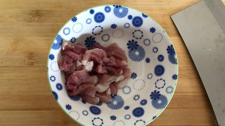 莴笋油豆腐烧肉,猪肉洗净,如图所示,切成丝,备用