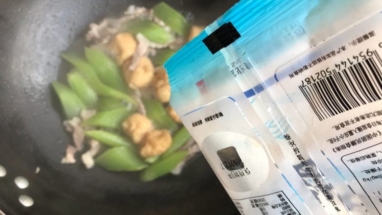 莴笋油豆腐烧肉,转大火再翻炒一下,汤汁差不多收紧,就可以加适量细盐