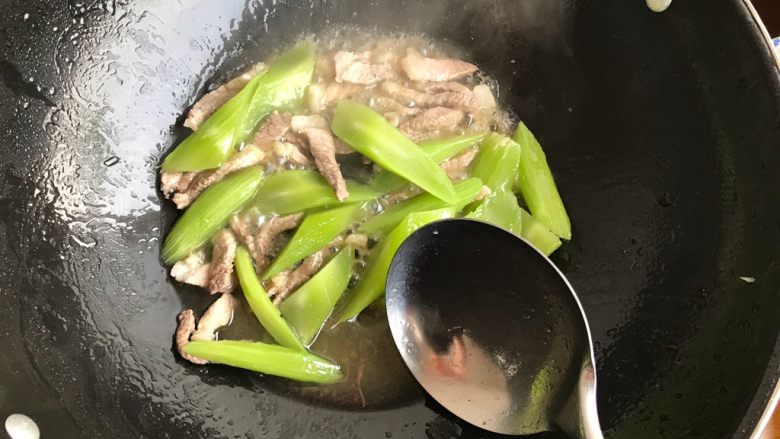 莴笋油豆腐烧肉,翻炒片刻