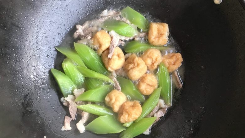 莴笋油豆腐烧肉,3.4分钟之后打开锅盖,油豆腐已经瘪了,说明差不多好了