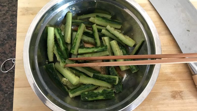 蒜香油泼拍黄瓜,再加适量生抽,搅拌均匀