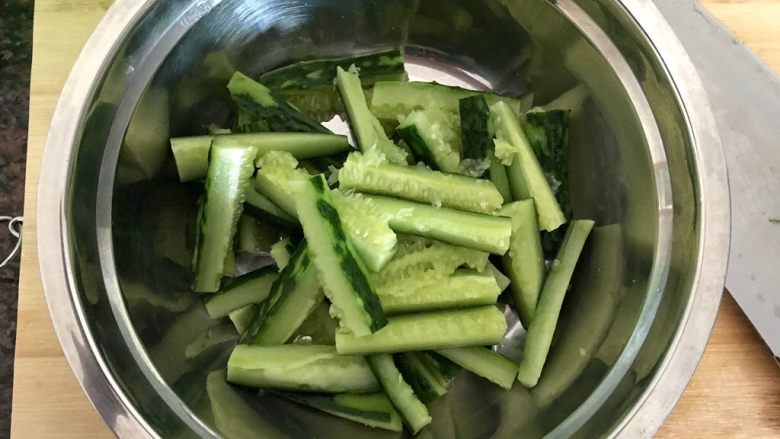 蒜香油泼拍黄瓜,全部处理好,控干水分