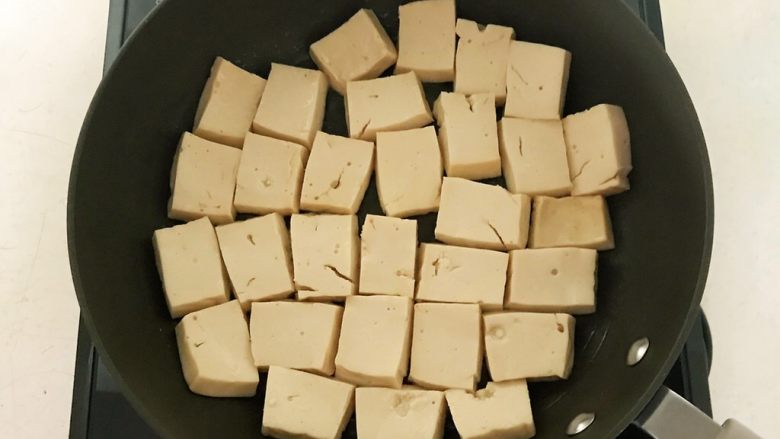 芝香千页豆腐,炒锅烧5分热的时候放入千页豆腐,全程小火煎制