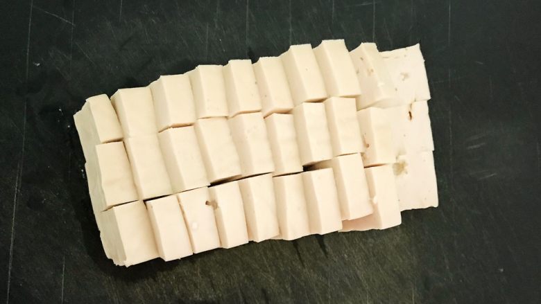 芝香千页豆腐,把千页豆腐切成1㎝后,3㎝宽,4㎝长的小块
